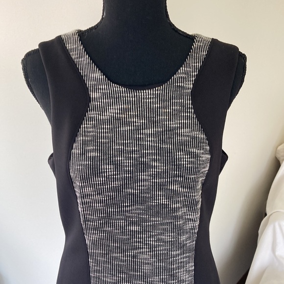 Guess sleeveless fit and flare black and white dress Size: 10 - Picture 11 of 14